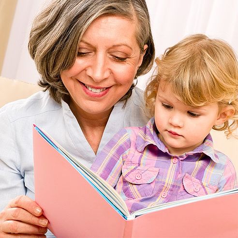Stará mama číta svojim vnúčatám | Protefix